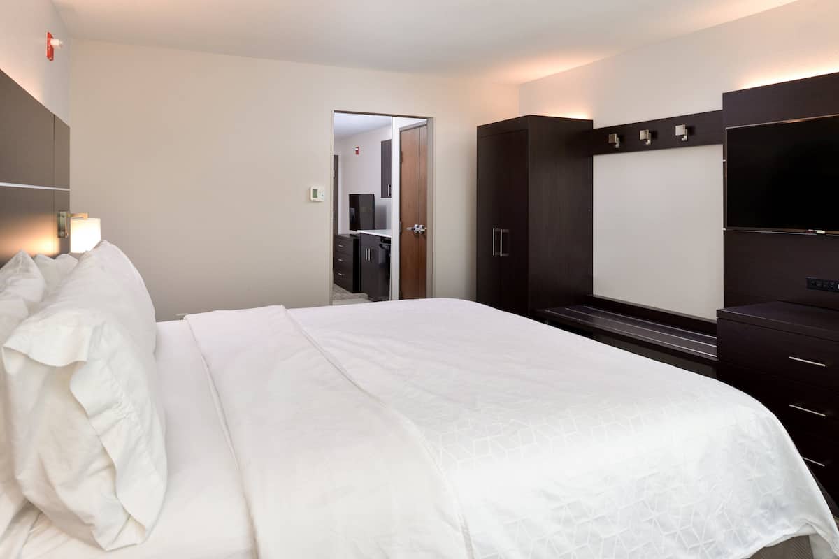 Habitación estándar, 1 cama de matrimonio grande | Caja fuerte, escritorio, tabla de planchar con plancha y wifi