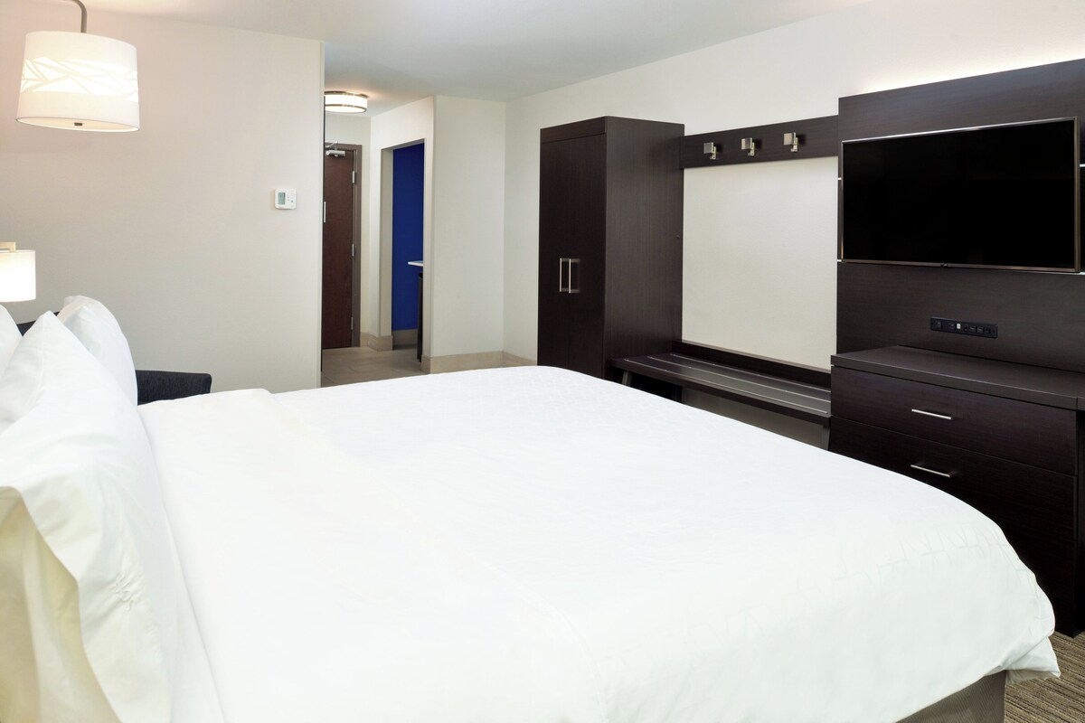 Standard Room, 1 King Bed (Extra Floor Space)