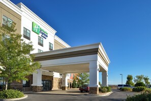 Un hotel Holiday Inn Express con entrada cubierta y aparcamiento.