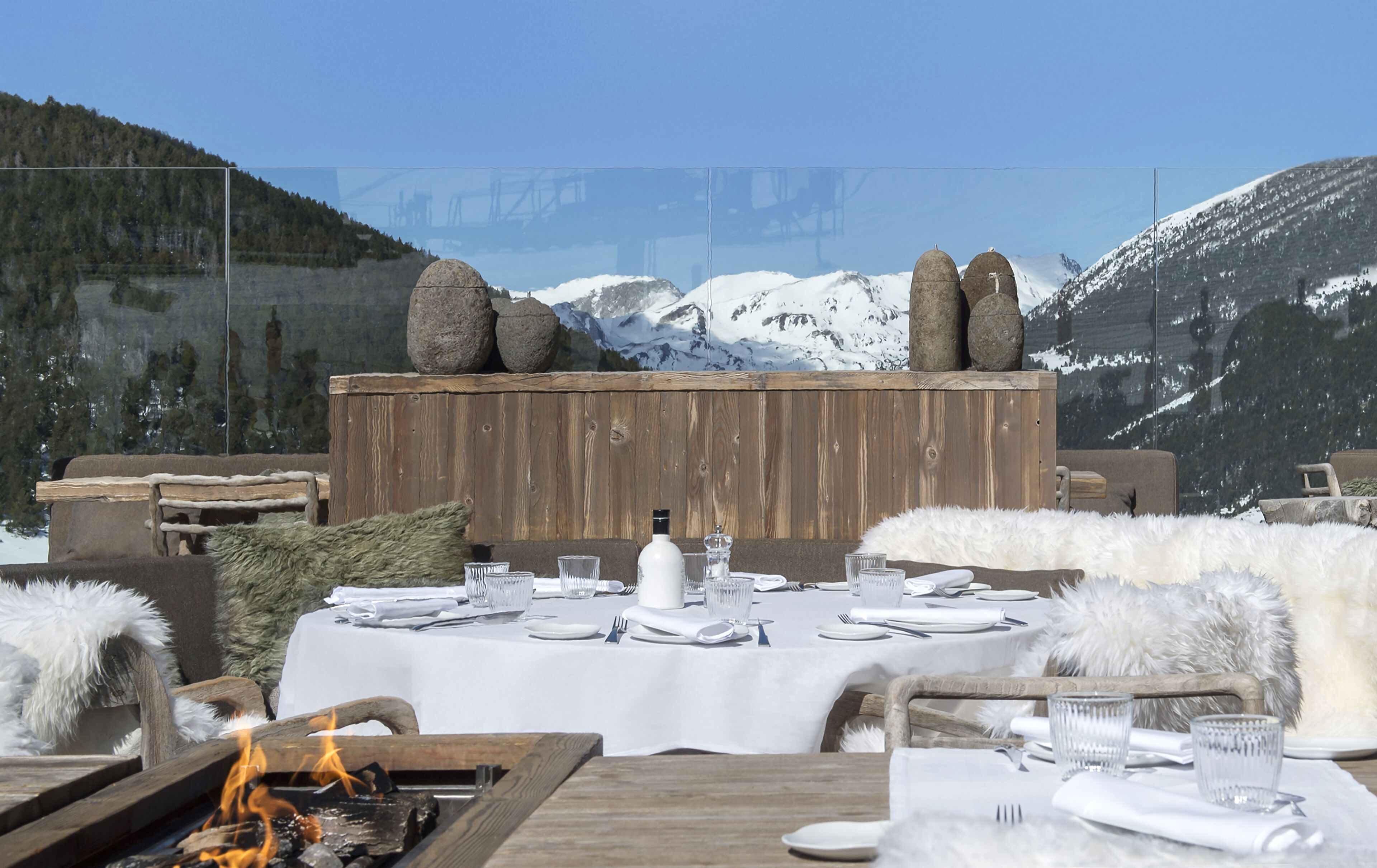 3 restaurants, breakfast, lunch, dinner served; local cuisine 