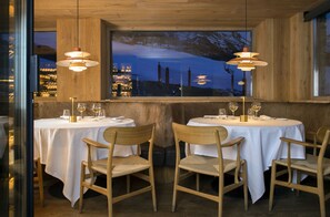 3 restaurants, breakfast, lunch, dinner served; local cuisine