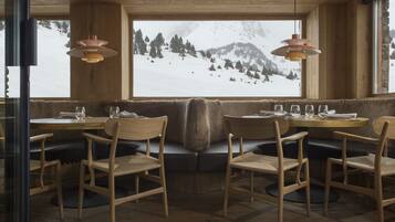 3 restaurants, serveren ontbijt, lunch, diner, lokale gerechten