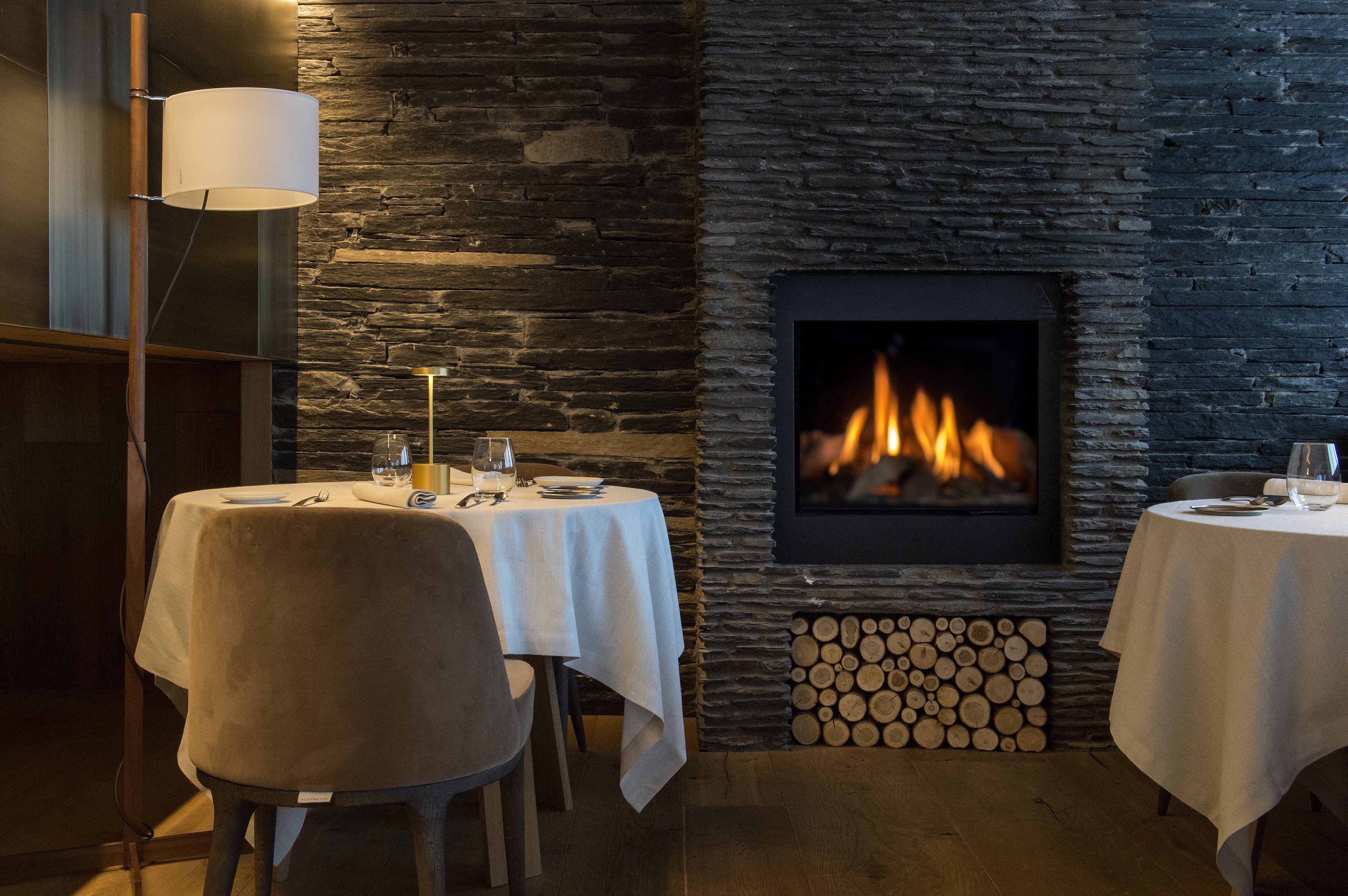 3 restaurants, breakfast, lunch, dinner served; local cuisine