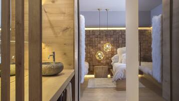 高級寝具、羽毛の掛け布団、ミニバー、セーフティボックス (室内)