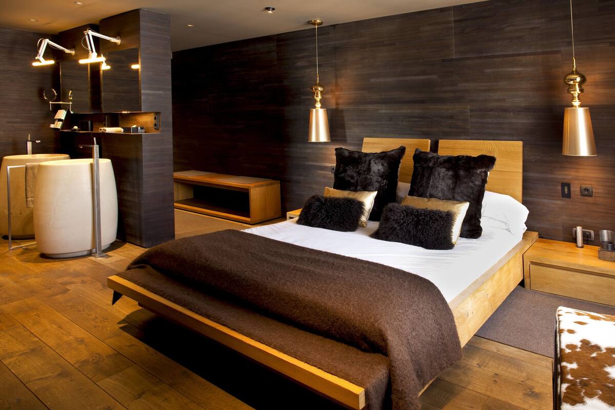 Premium bedding, down duvets, minibar, in-room safe