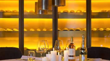 3 restaurants, breakfast, lunch, dinner served; local cuisine