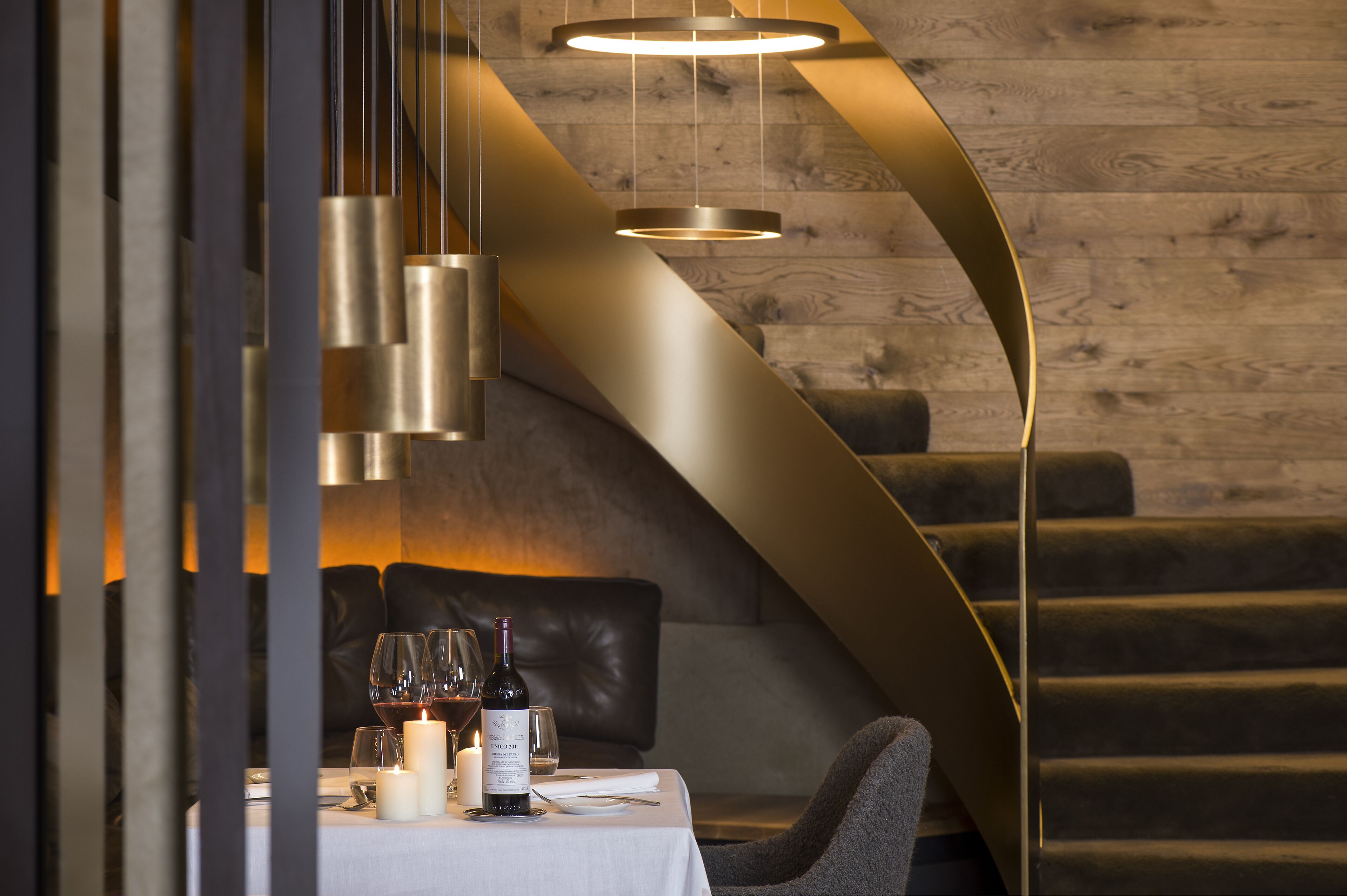 3 restaurants, breakfast, lunch, dinner served; local cuisine