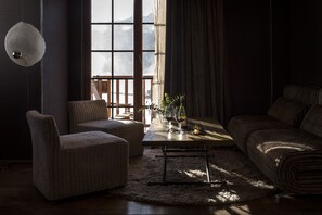 Premium bedding, down duvets, minibar, in-room safe