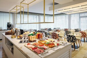 Café da manhã com buffet todos os dias (EUR 16 por pessoa) 