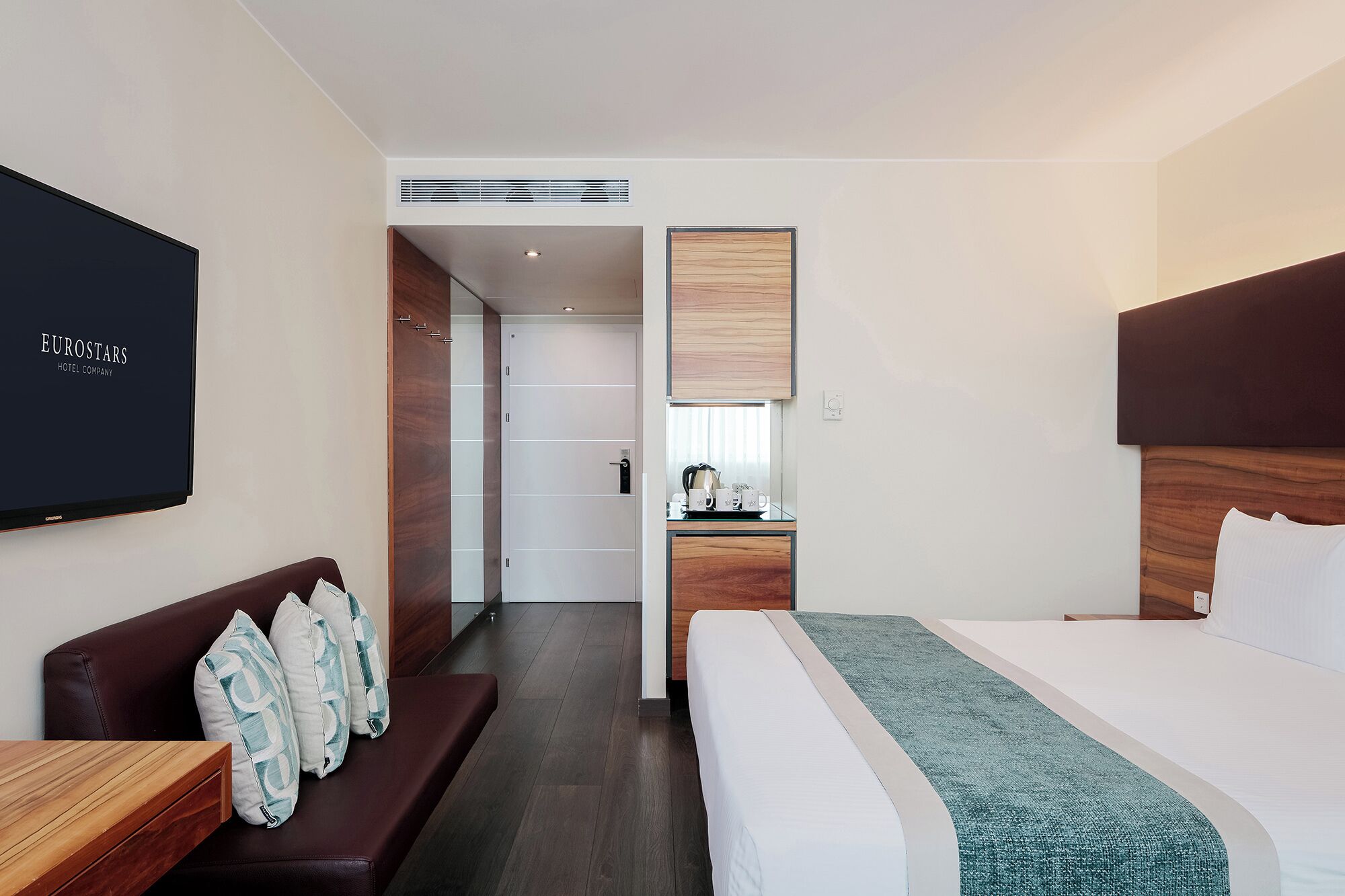 triple room | 1 bedroom, minibar, in-room safe, desk