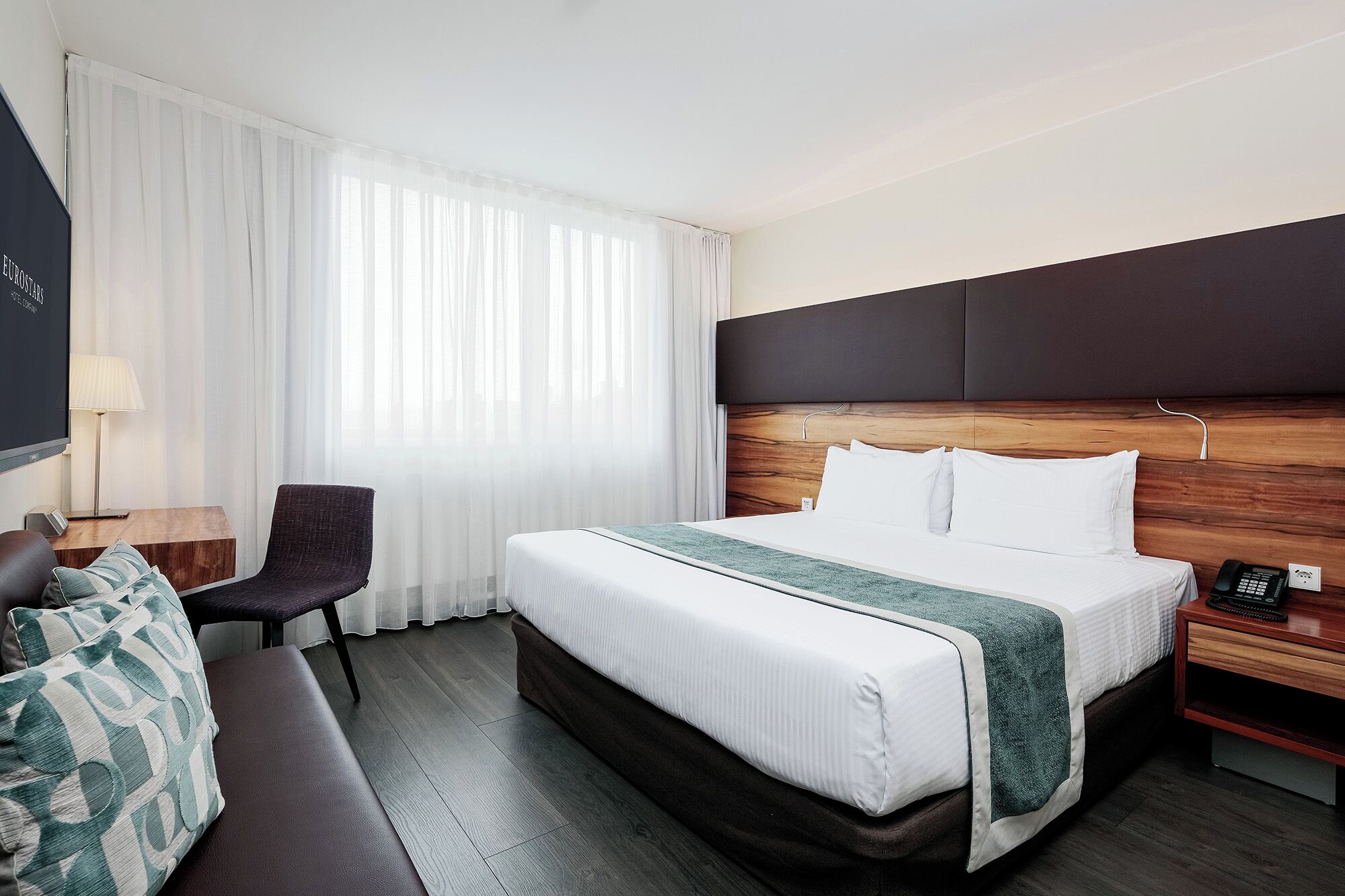 junior suite | 1 bedroom, minibar, in-room safe, desk