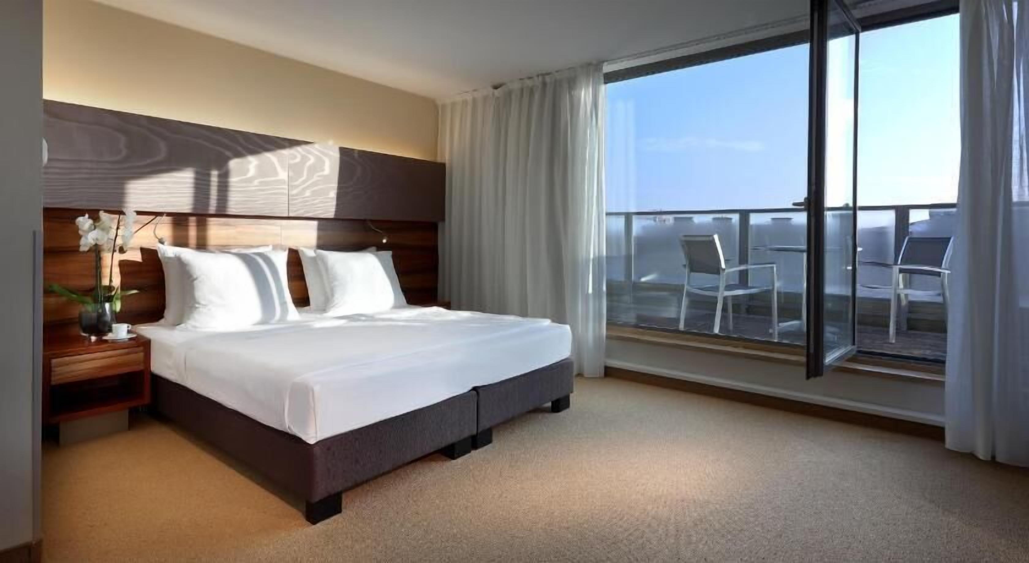 Minibar, in-room safe, desk, laptop workspace