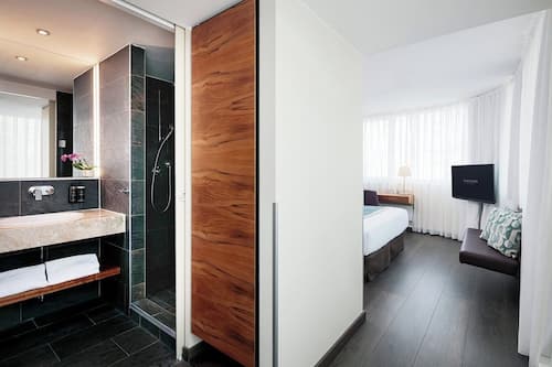 Een minibar, een kluis op de kamer, een bureau, een laptopwerkplek