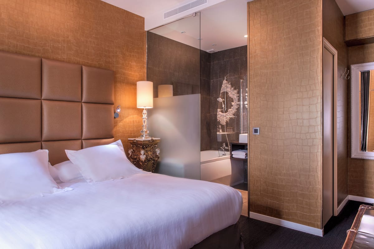 Peralatan tempat tidur premium, peti besi dalam bilik