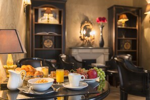 Daily continental breakfast (EUR 16 per person) - Hôtel Villa Glamour (Paris)