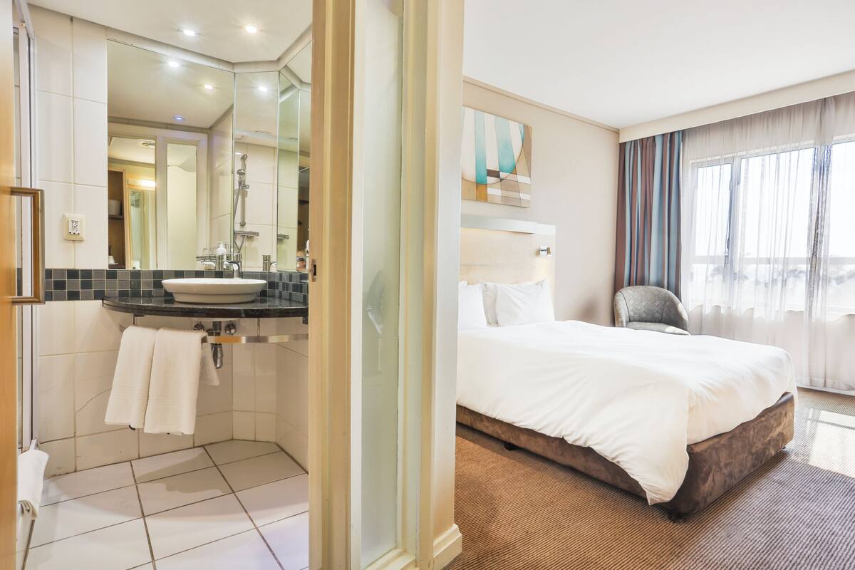 Standard Room, 1 Double Bed, Smoking | Minibar, in-room safe, desk, laptop workspace