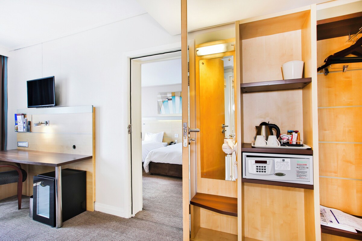 Minibar, pengeskab på værelset, skrivebord