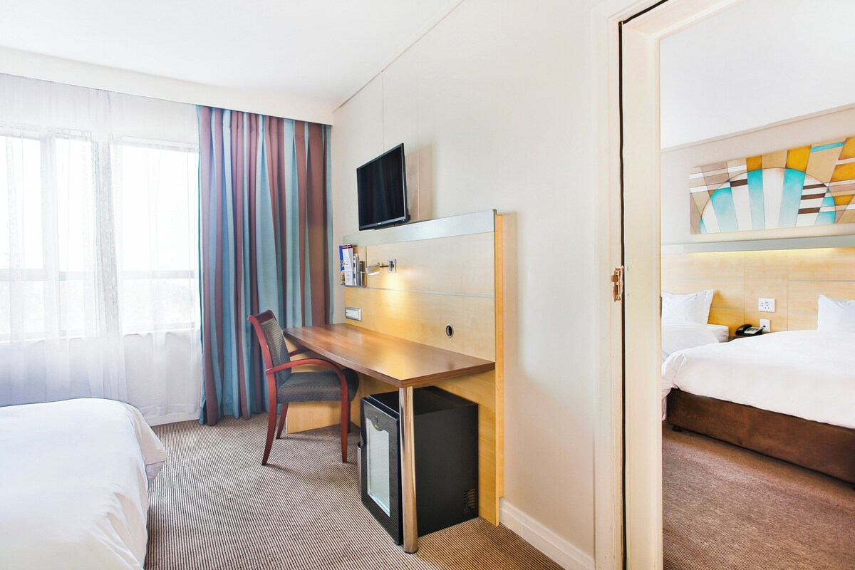 Standardværelse - 2 enkeltsenge | Minibar, pengeskab på værelset, skrivebord