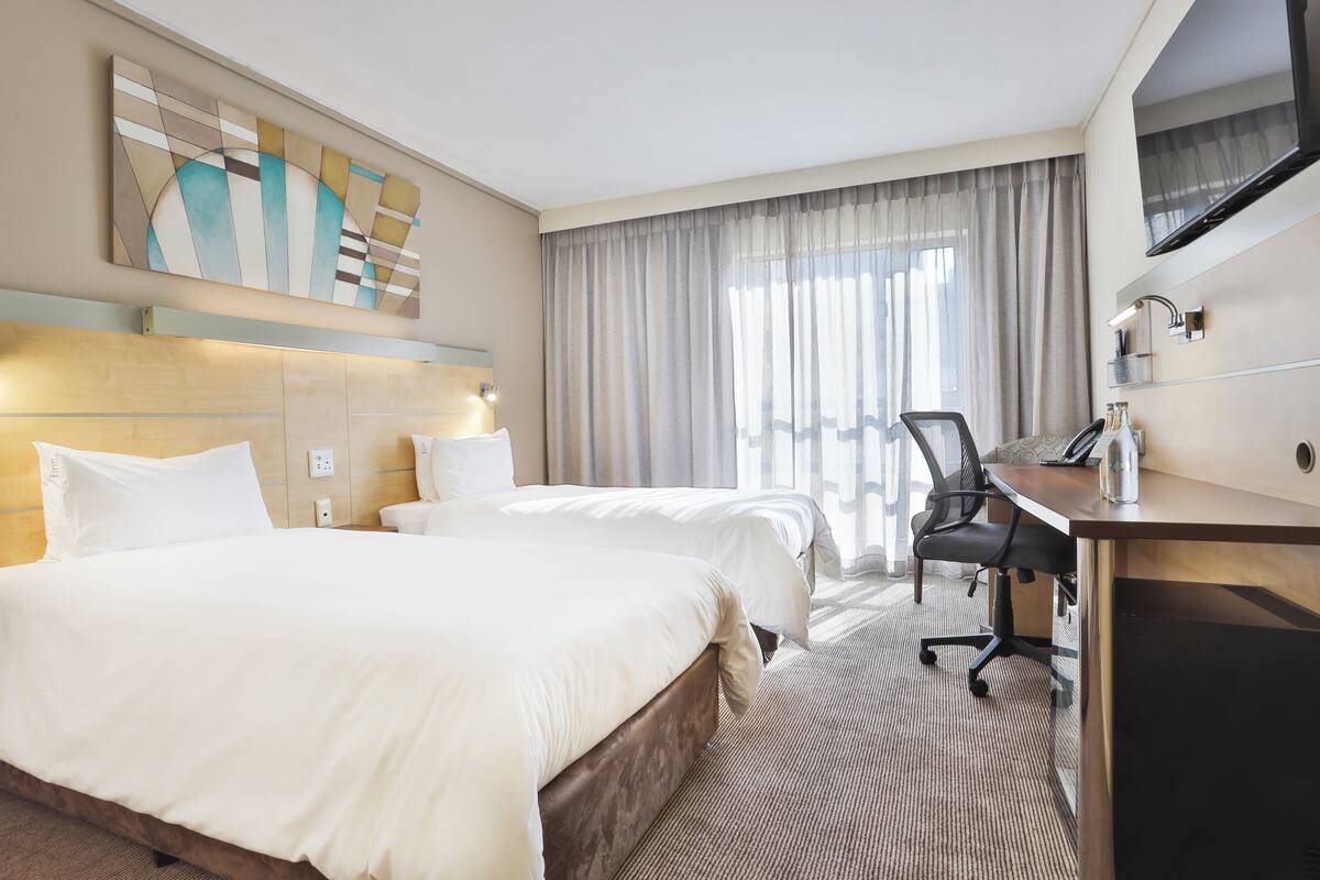Standard Room, 2 Single Beds, Smoking | Minibar, in-room safe, desk, laptop workspace