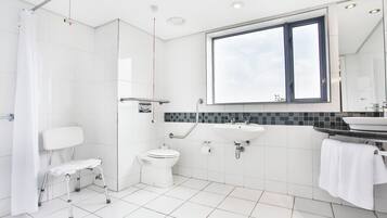 Un baño moderno con ducha, inodoro y lavamanos.