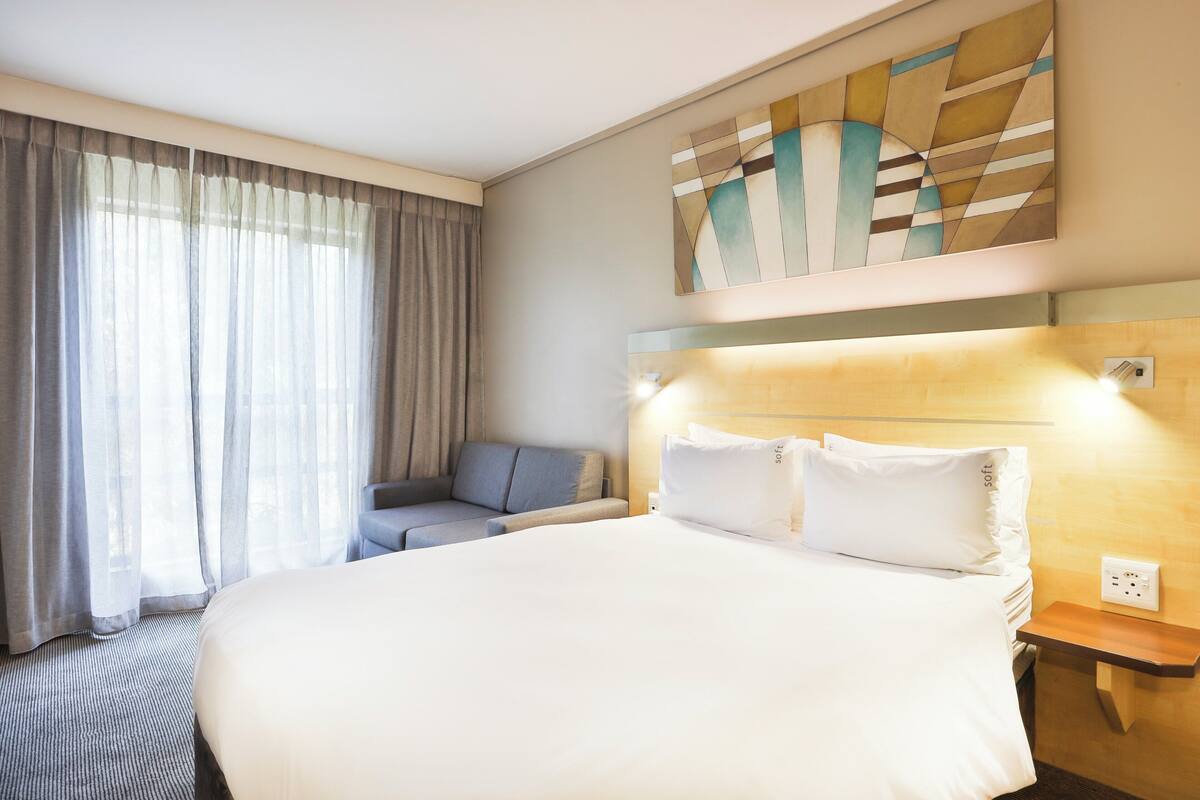 Standard Room, 1 Double Bed with Sofa bed | Minibar, in-room safe, desk, laptop workspace