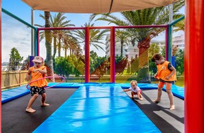 Zona de juegos infantil al aire libre