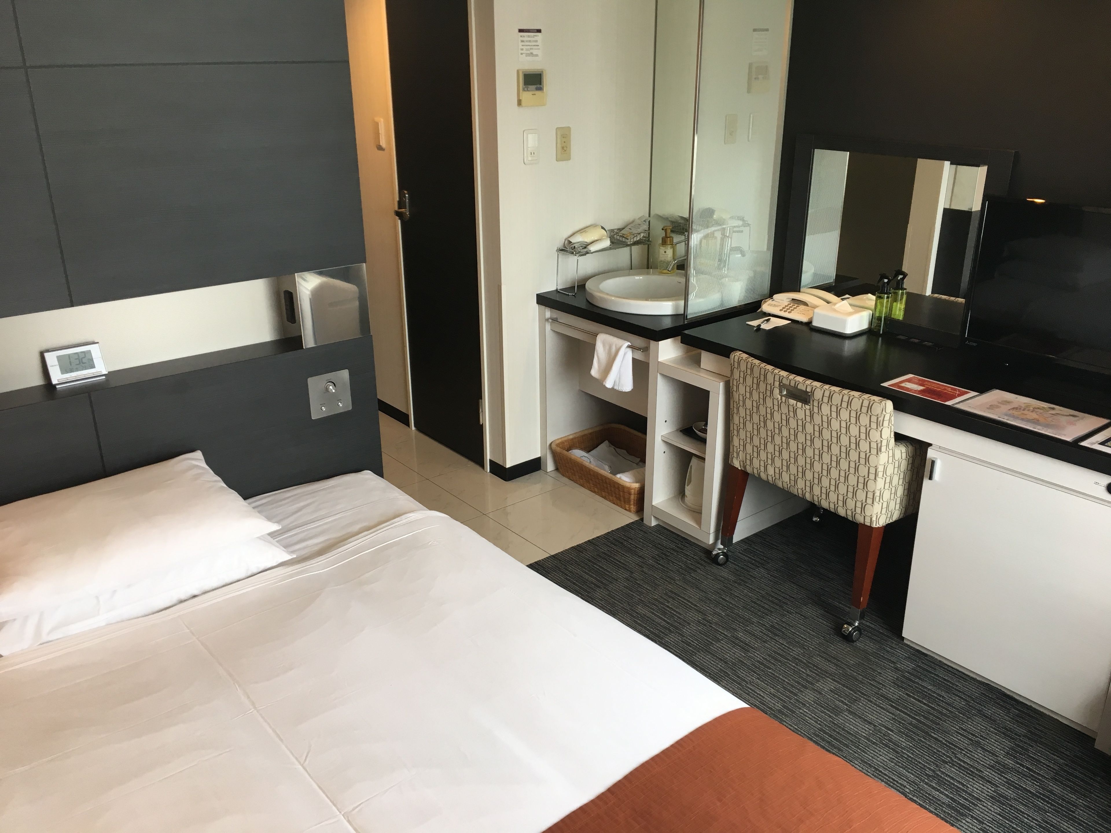 1 bedroom, desk, free wifi, bed sheets