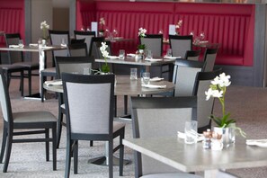 2 restaurants, breakfast, lunch, dinner served; local cuisine  - Hawkstone Park Hotel (Shrewsbury)