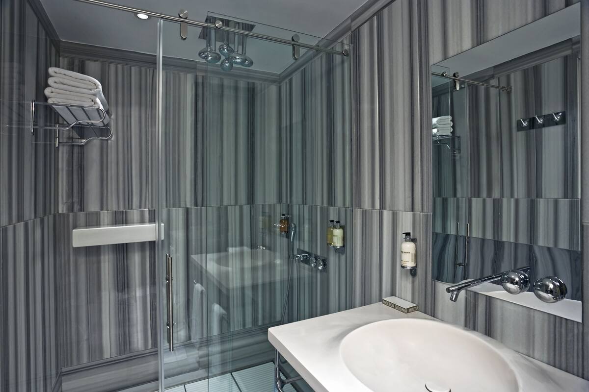 double room | bathroom | shower, rainfall showerhead, free toiletries, hair dryer