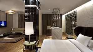 Bộ đồ giường cao cấp, minibar, két bảo mật tại phòng, bàn 