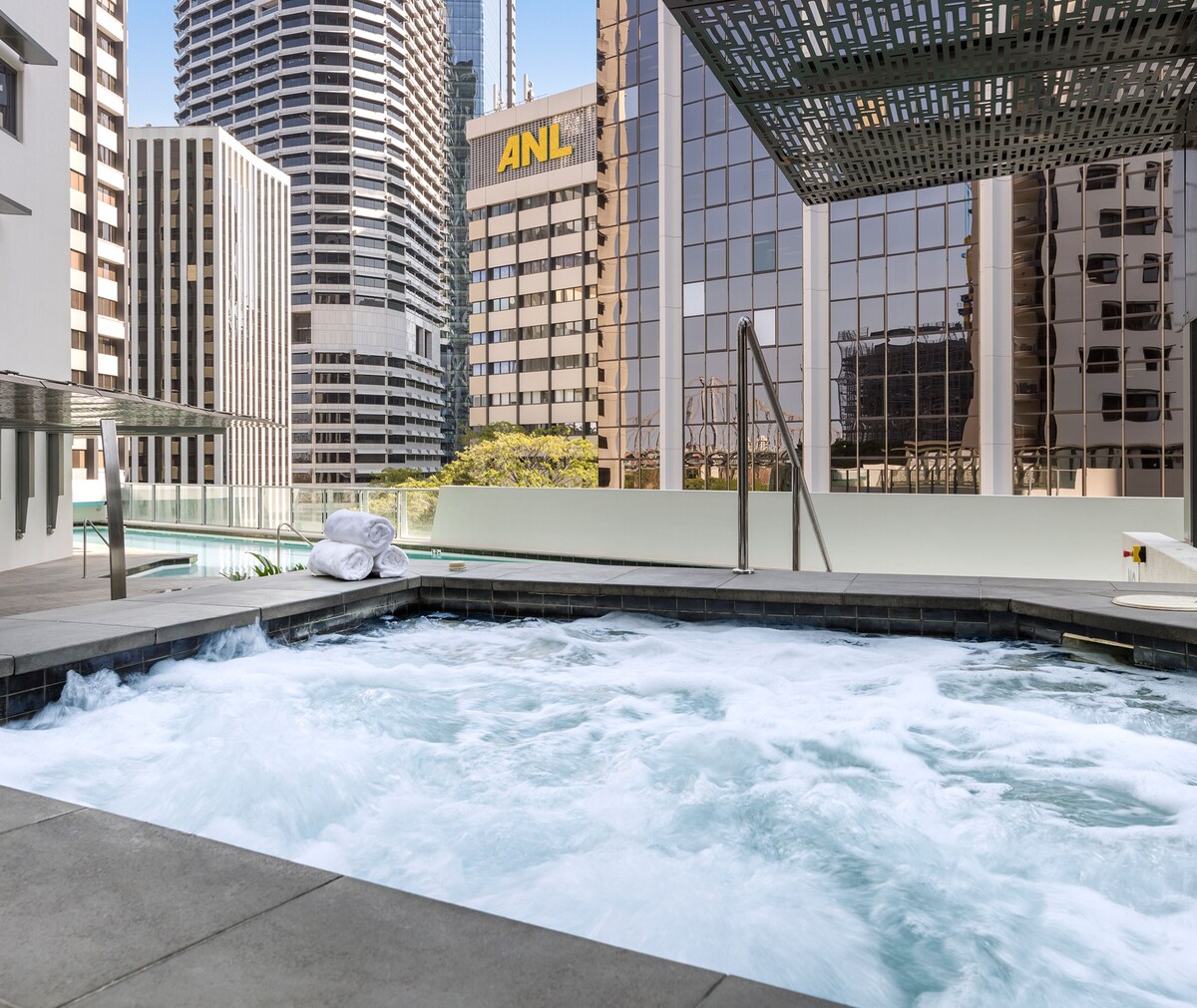 Oaks Brisbane Aurora Suites