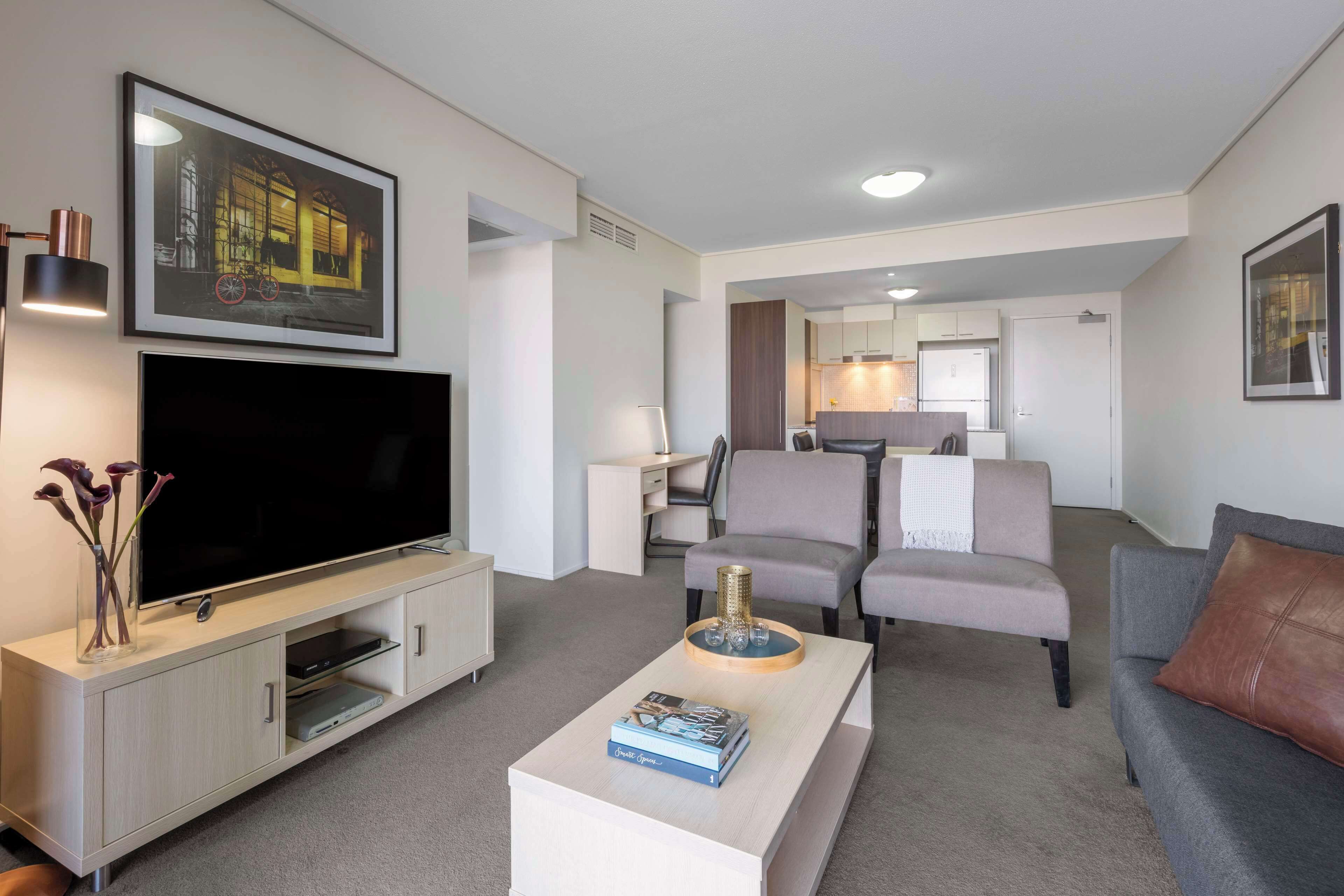 Bureau, fer et planche à repasser, lits bébé (en supplément)