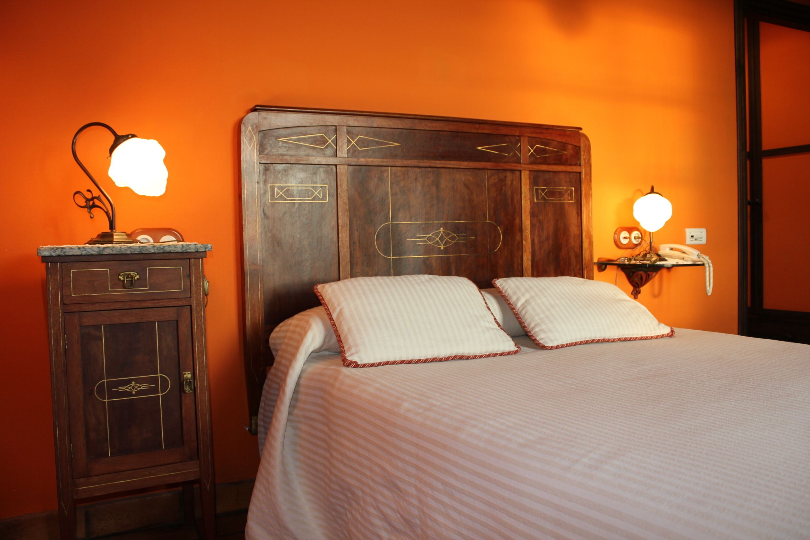 standard double or twin room | desk, laptop workspace, free wifi, bed sheets