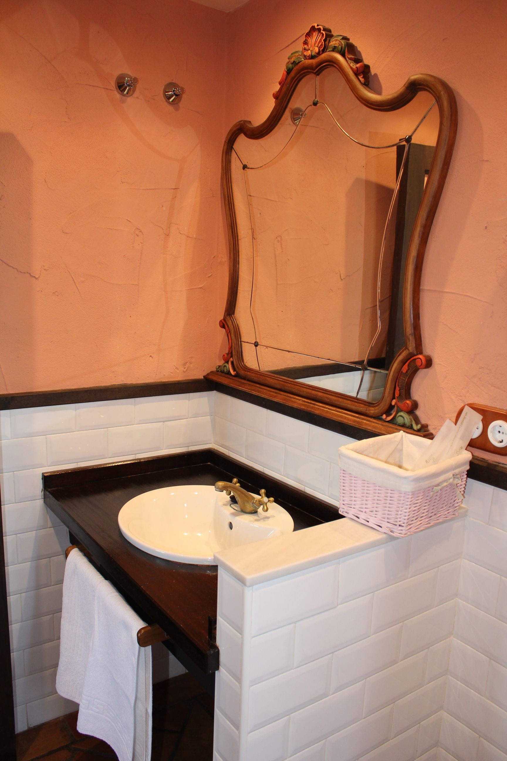 standard double or twin room | bathroom sink