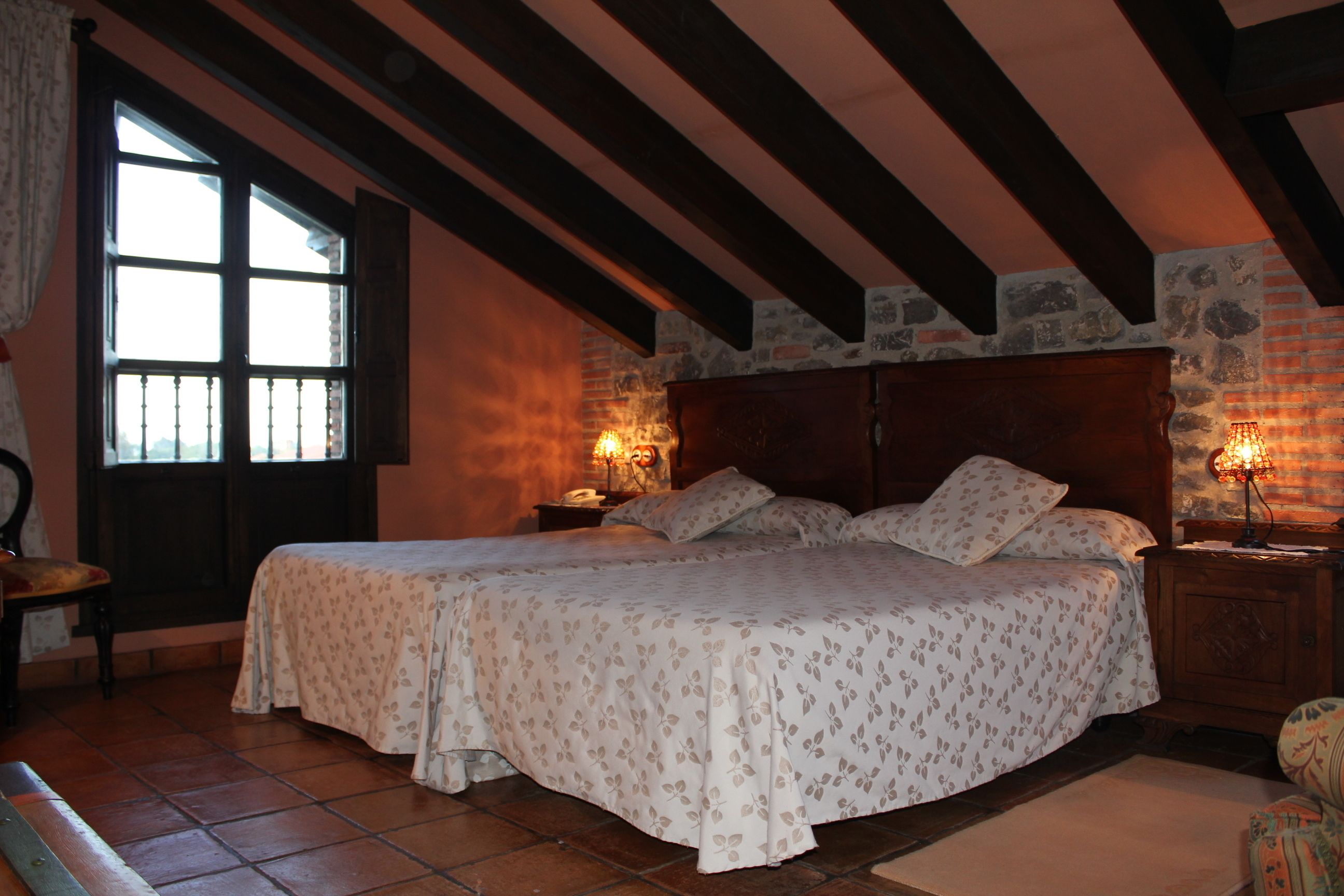 standard double or twin room | desk, laptop workspace, free wifi, bed sheets