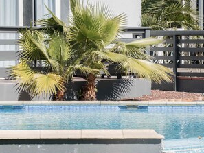 季節限定屋外プール、営業時間 10:00 ～ 19:00、サンラウンジャー