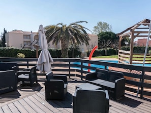 Piscine extérieure (ouverte en saison), chaises longues