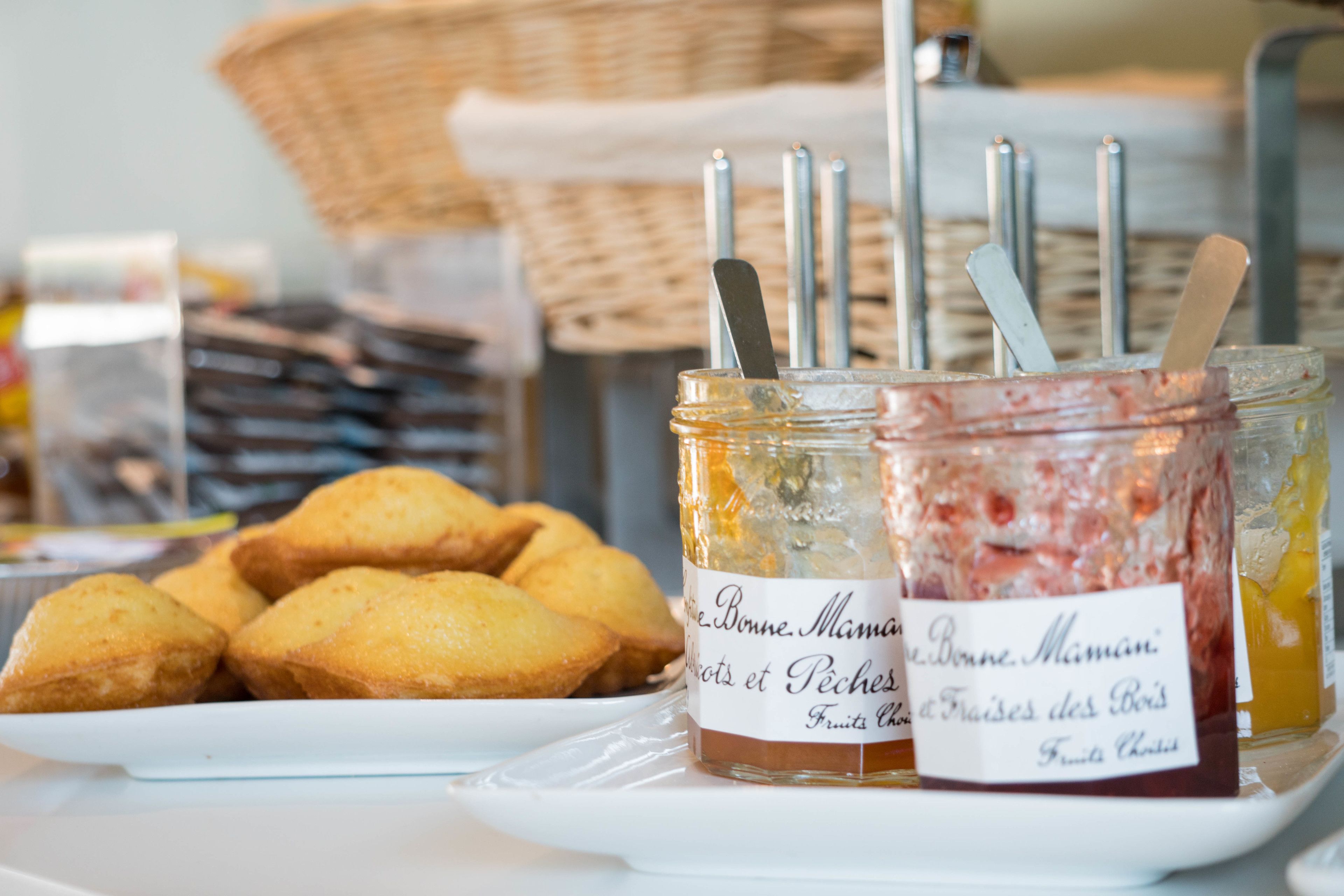 Taula de buffet amb pastissos i pots de melmelades.