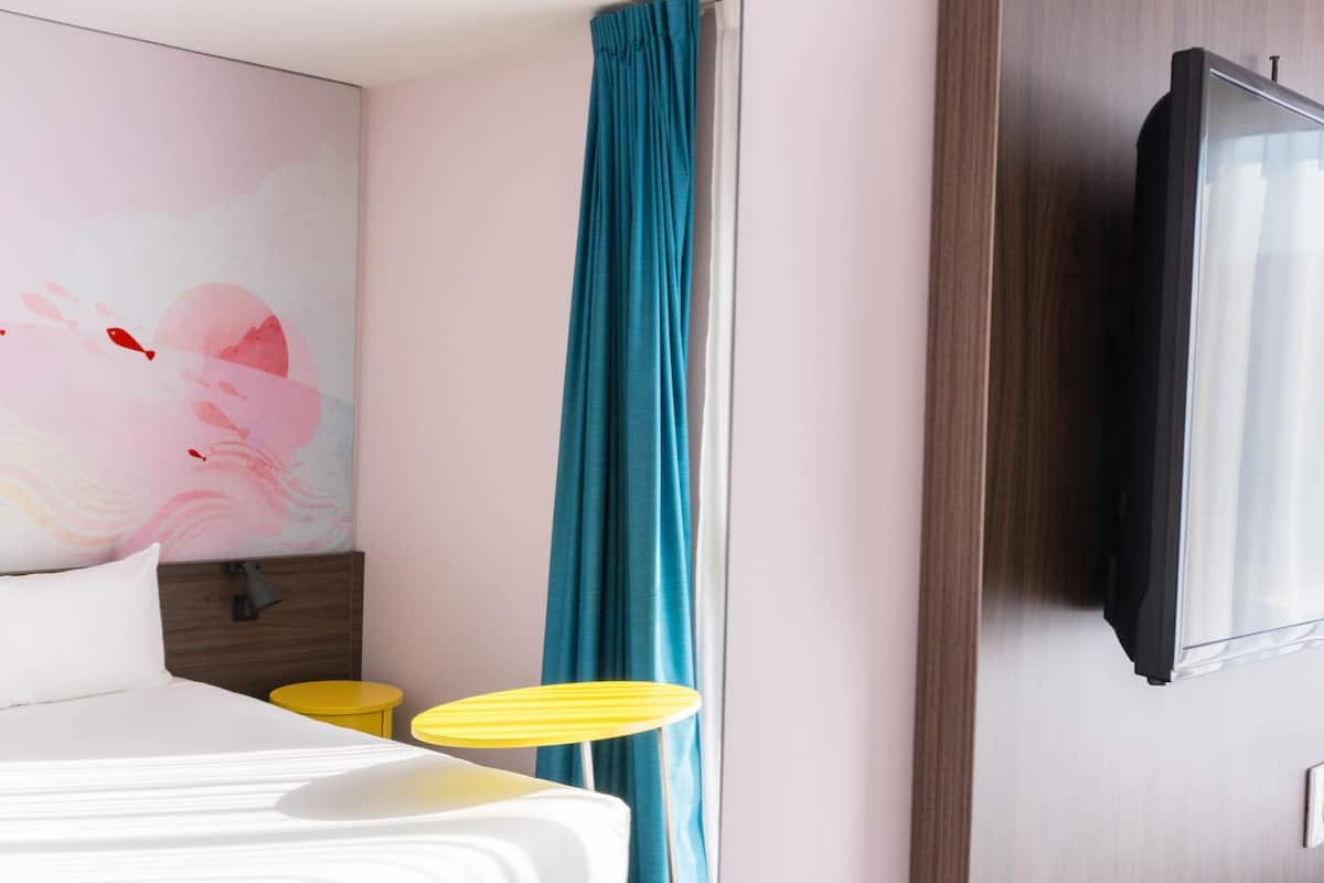 Standard Room, 1 Double Bed | 1 bedroom, premium bedding, pillowtop beds, desk