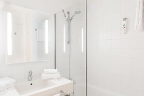 环保洗浴用品、吹风机、毛巾