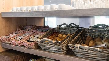 Petit déjeuner buffet (12.5 EUR par personne)