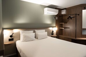 记忆海绵床垫、办公桌、遮光窗帘、隔音