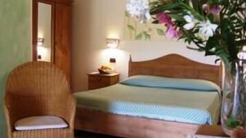 Minibar, coffres-forts dans les chambres, bureau, rideaux occultants