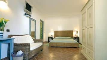 Minibar, Zimmersafe, Schreibtisch, Verdunkelungsvorhänge