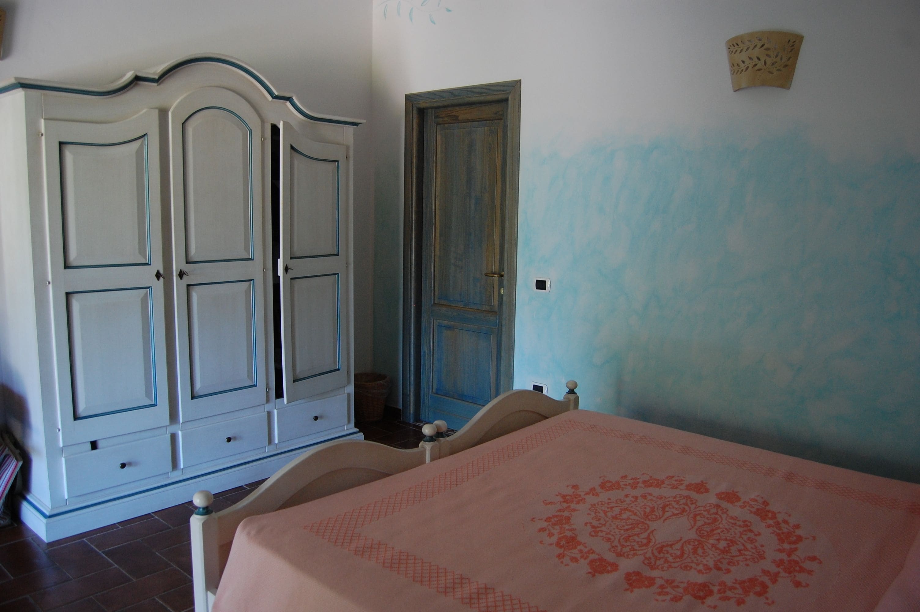 family room | minibar, in-room safe, desk, blackout curtains