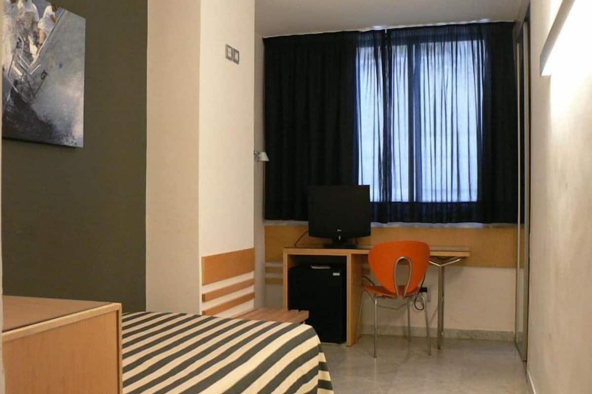 Minibar, pengeskab på værelset, skrivebord, strygejern/strygebræt
