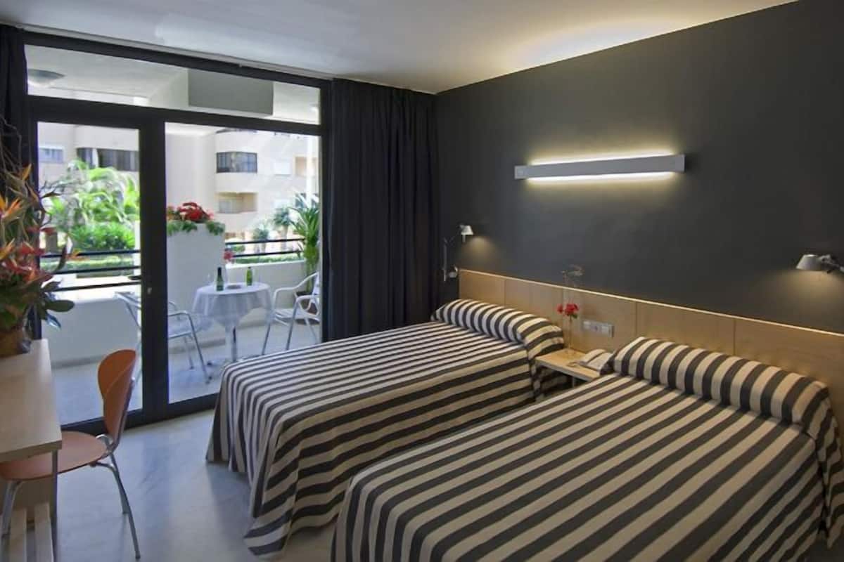 Minibar, Zimmersafe, Schreibtisch, Bügeleisen/Bügelbrett