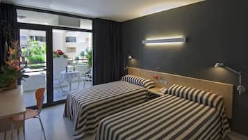 Minibar, coffres-forts dans les chambres, bureau