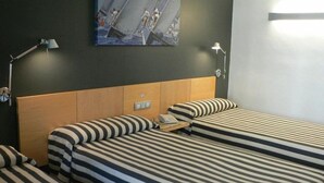 Tremannsrom | Minibar, safe på rommet, skrivebord og strykejern/-brett