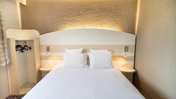 Een bureau, verduisterende gordijnen, geluiddichte muren, gratis wifi